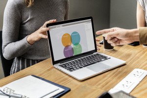 Jeśli chodzi o laptopy uniwersalne, do wykorzystania zarówno w domu jak i w biurze, to wybór jest do pewnego stopnia ograniczony