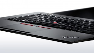Lenovo X1 Carbon posiada bowiem mechaniczną stację dokującą ThinkPad Pro Dock USB-C, która jest kompatybilna z większością urządzeń ThinkPad