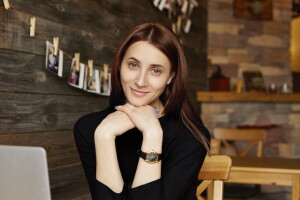 Maszyny takie jak laptopy z procesorami AMD Ryzen 5 4500U to także istotne z punktu widzenia kobiety detale upiększające, takie jak srebrna ramka wokół podświetlanej na niebiesko klawiatury