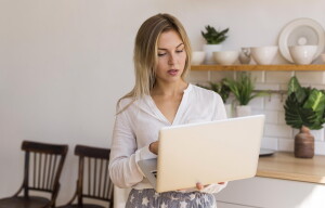 Maszyna taka jak mocny HP ZBook Studio G7 to nadal nowoczesny system Windows 10, procesor Core i9 10885H o ośmiu rdzeniach, 32 GB pamięci RAM, 512 GB na dysku SSD, ekran 15,6 cala, matowa matryca, czytnik linii papilarnych, czytnik kart pamięci, trzy porty typu USB, kamera internetowa, Bluetooth, wbudowany mikrofon, wydajna bateria i masa wynosząca 1,74 kilograma