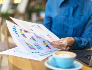 Komputer przenośny taki jak Lenovo ThinkPad T15g Gen 1 to też te obowiązkowe dodatki, czyli Bluetooth, wbudowany mikrofon i kamera internetowa